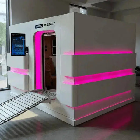 ProReset Matrix Hyperbarkammer mit pinker LED-Beleuchtung und Auffahrrampe, Schrägansicht im Raum