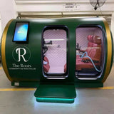 ProReset Mediterranean Hyperbarkammer in Grün mit Logo-Beschriftung und zwei Sitzkabinen in einer Halle