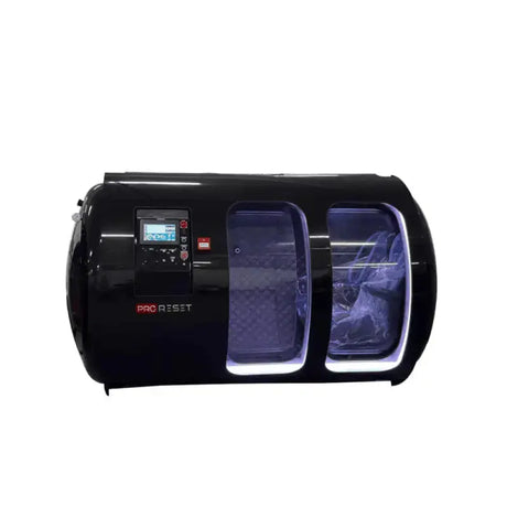 ProReset Mediterranean Hyperbarkammer – Schrägansicht in Schwarz mit Bedienfeld und beleuchteten Fenstern