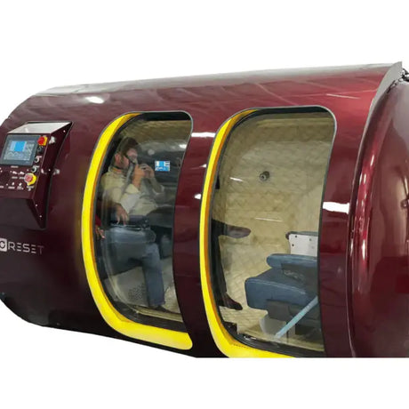 ProReset Mediterranean Hyperbarkammer in Weinrot mit gelben Türrahmen und Blick in den Innenraum