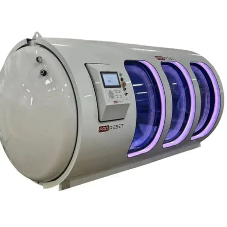 ProReset Mediterranean Hyperbarkammer in Weiß mit drei violett beleuchteten Panoramafenstern