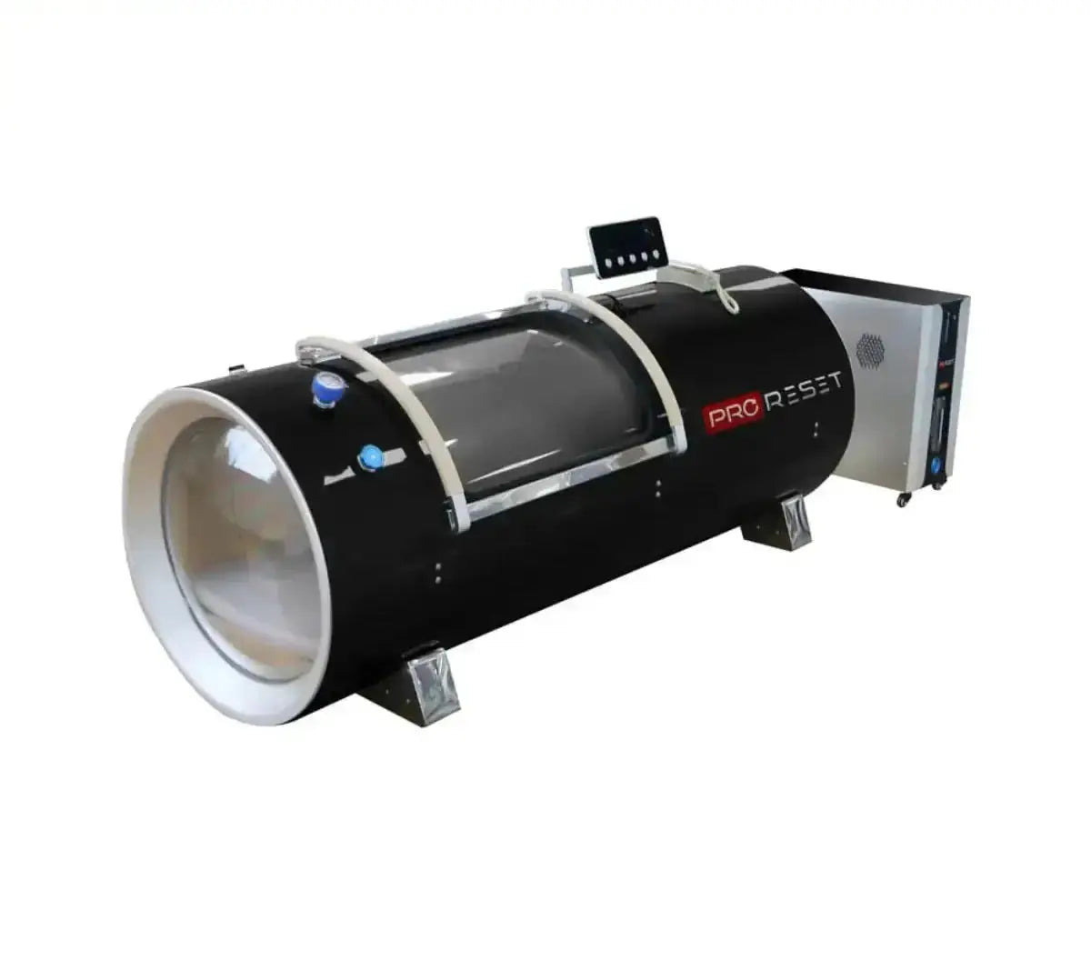ProReset Orbit 1.5 ATA Hartschalen-Hyperbarkammer – Schrägansicht auf die runde Einstiegsluke mit Konzentrator
