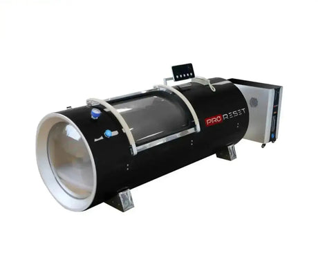 ProReset Orbit 1.5 ATA Hartschalen-Hyperbarkammer – Schrägansicht auf die runde Einstiegsluke mit Konzentrator