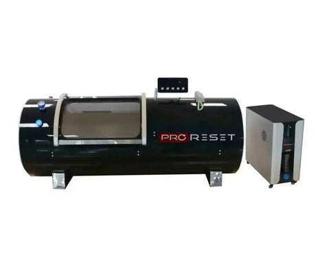 ProReset Orbit 1.5 ATA Hartschalen-Hyperbarkammer – Seitenansicht in Schwarz mit Fenstern und Konzentrator