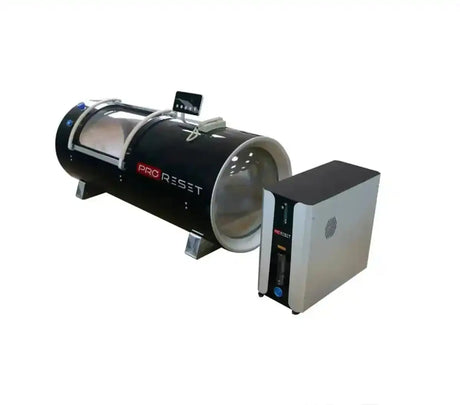 ProReset Orbit 2.0 ATA Hartschalen-Hyperbarkammer – Schrägansicht von vorn mit Konzentrator daneben