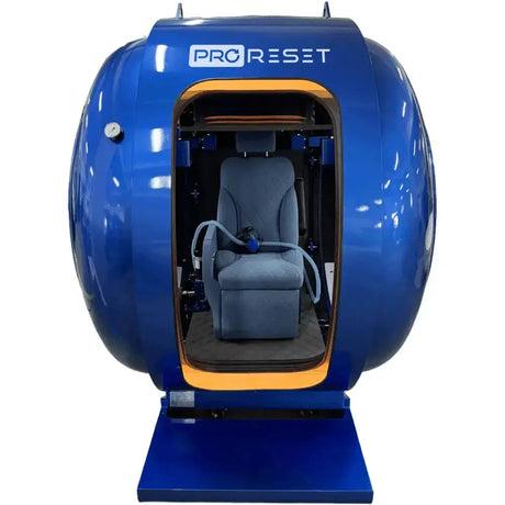 ProReset Petra Sitz-Hyperbarkammer – Frontansicht in Blau mit offener Tür und Sitz im Innenraum