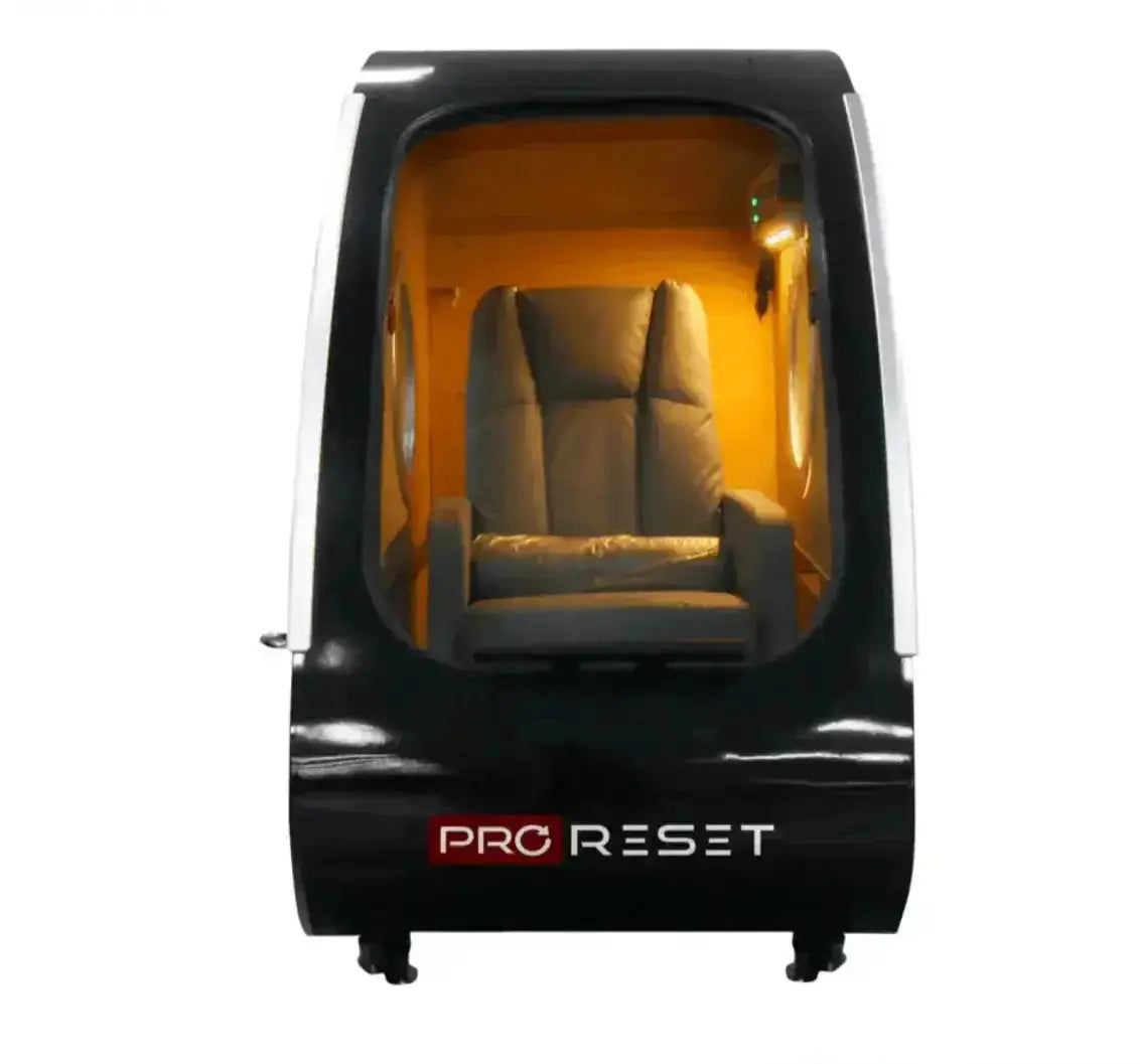 ProReset Vista Sitz-Hyperbarkammer – Frontansicht in Schwarz mit Panoramafenster und Loungesessel