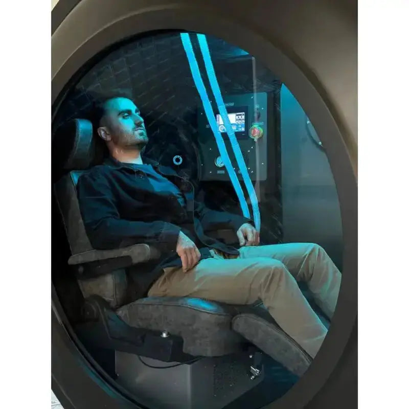 ProReset Zeugma Sitz-Hyperbarkammer – Innenraum mit Person im Sitz bei geöffneter Tür