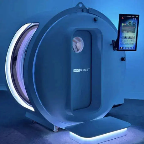 ProReset Zeugma Sitz-Hyperbarkammer in Blau mit weißer Beleuchtung und großem Tablet an der Wand