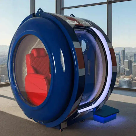ProReset Zeugma Sitz-Hyperbarkammer in Blau mit rotem Sitz vor einer Fensterfront mit Skyline