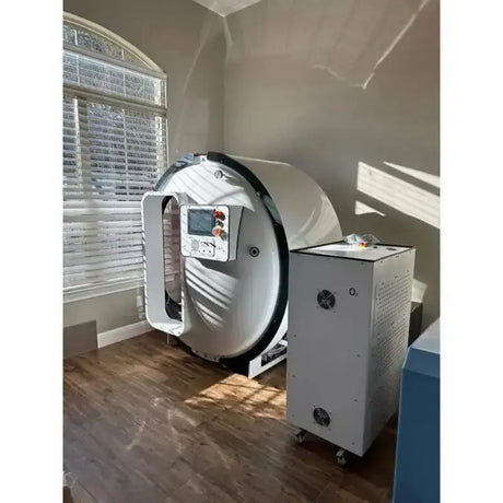ProReset Zeugma Sitz-Hyperbarkammer in Weiß mit Bedienmodul in einem hellen Raum mit Holzboden