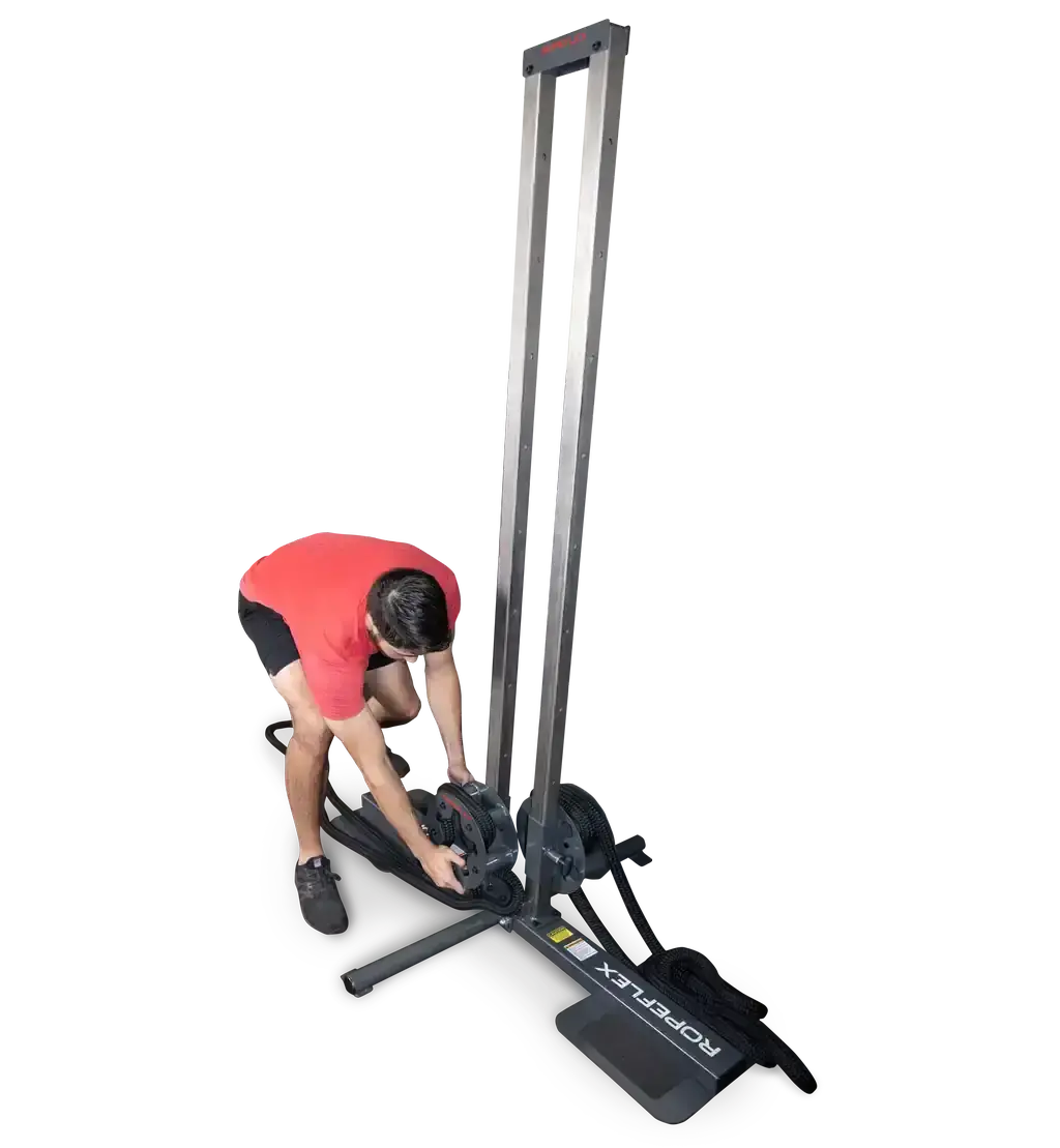 Ropeflex RX1500 Endlosseil-Station – Mann justiert die Trommel am Fuß der Station