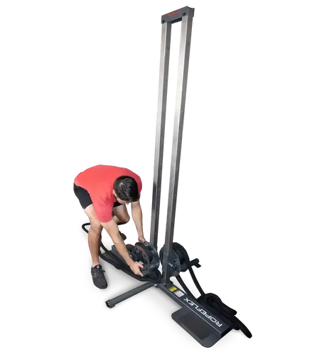 Ropeflex RX1500 Endlosseil-Station – Mann justiert die Trommel am Fuß der Station