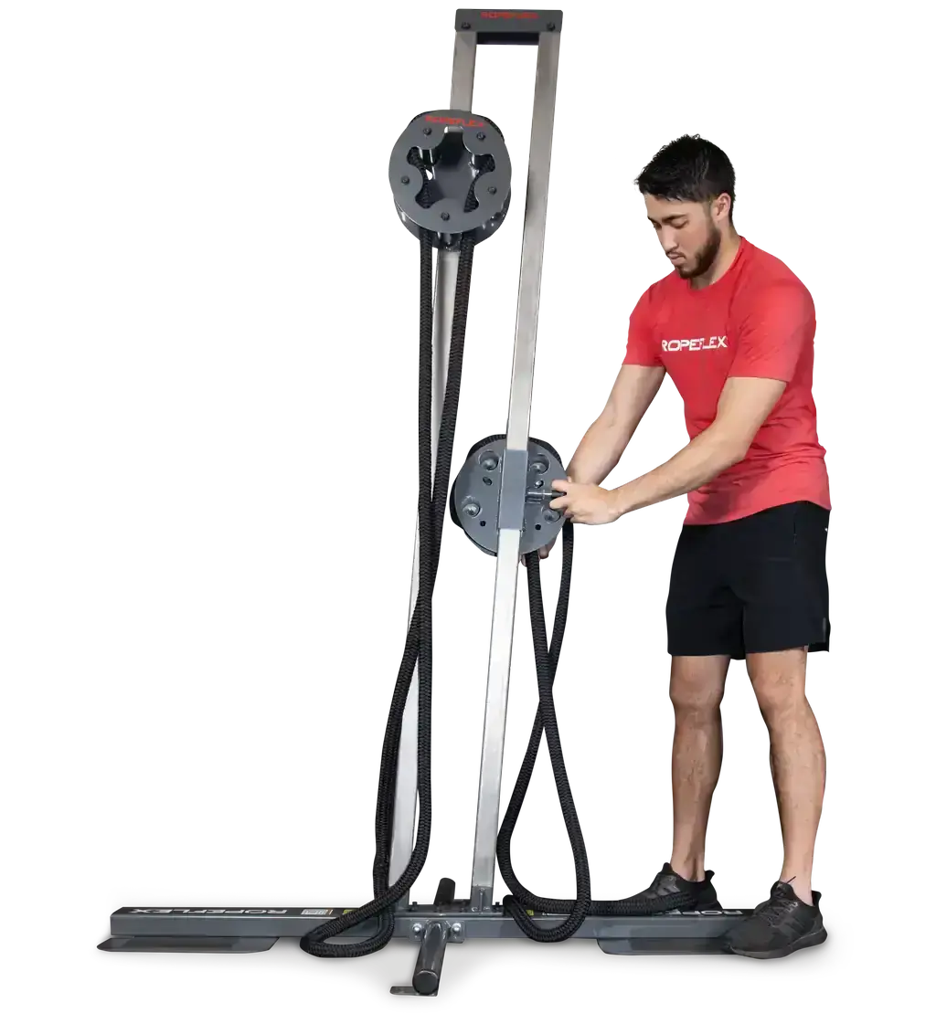 Ropeflex RX1500 Endlosseil-Station – Mann stellt die obere Seiltrommel an der Säule ein