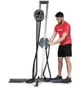 Ropeflex RX1500 Endlosseil-Station – Mann stellt die obere Seiltrommel an der Säule ein