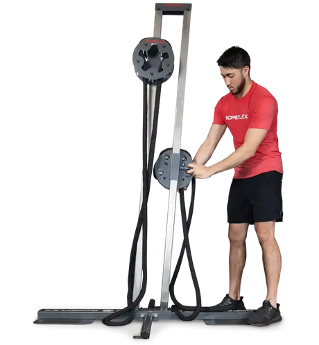 Ropeflex RX1500 Endlosseil-Station – Mann stellt die obere Seiltrommel an der Säule ein