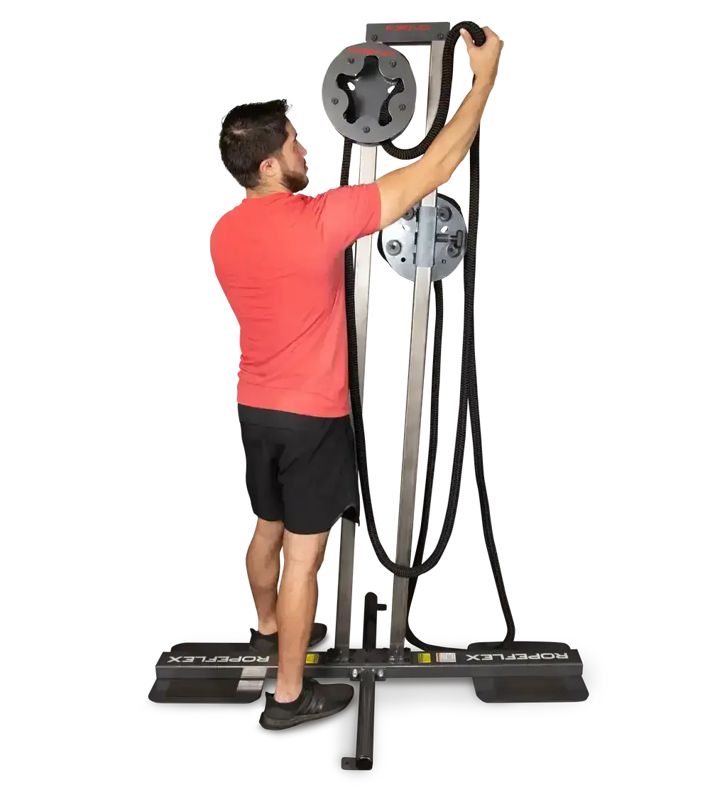 Ropeflex RX1500 Endlosseil-Station – Mann legt das Seil von vorn über die obere Trommel
