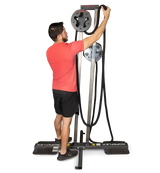 Ropeflex RX1500 Endlosseil-Station – Mann legt das Seil von vorn über die obere Trommel