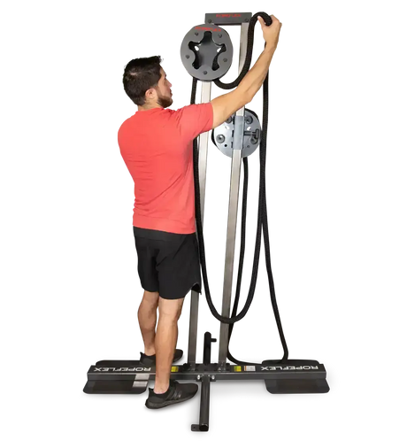 Ropeflex RX1500 Endlosseil-Station – Mann legt das Seil von vorn über die obere Trommel