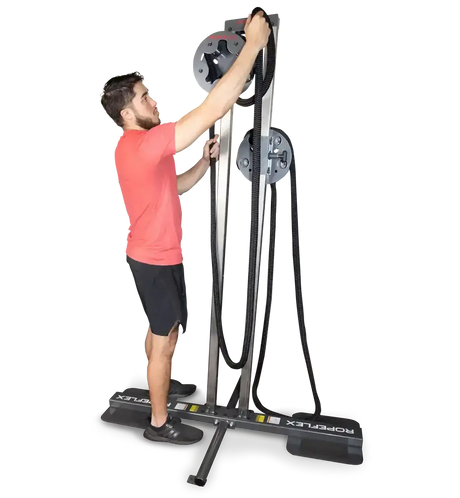Ropeflex RX1500 Endlosseil-Station – Mann legt das Seil über die obere Trommel, Ganzkörperansicht
