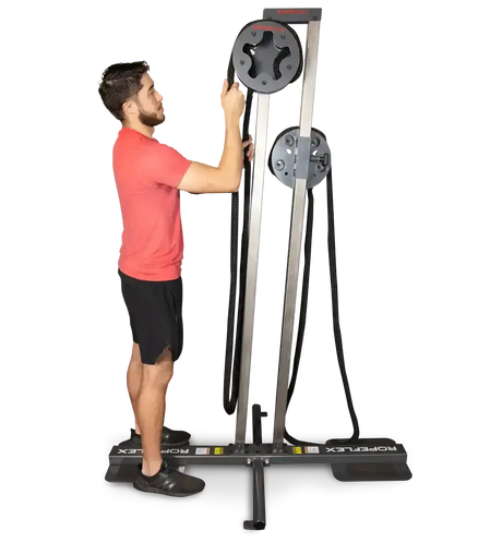 Ropeflex RX1500 Endlosseil-Station – Mann stellt den Widerstand an der oberen Trommel ein, Ganzkörper
