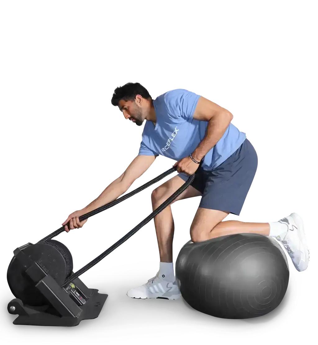 Ropeflex RX2000 Endlosseil-Bodengerät: Training kniend am Gymnastikball, Zug am Seil über die Rolle, auf schwarzem Grund