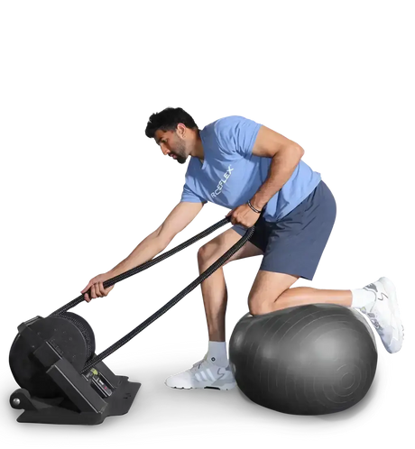Ropeflex RX2000 Endlosseil-Bodengerät: Training kniend am Gymnastikball, Zug am Seil über die Rolle, auf schwarzem Grund