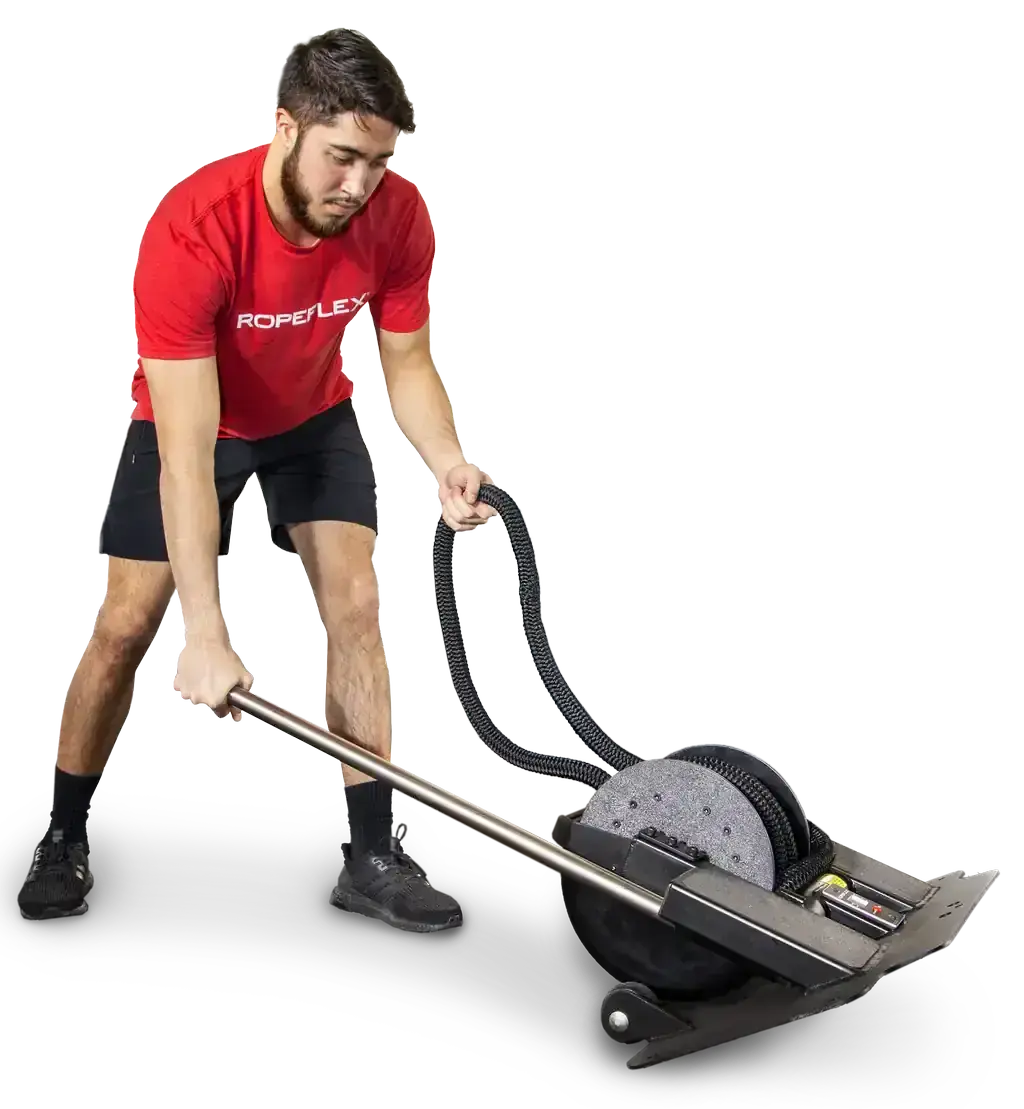 Ropeflex RX2000 Endlosseil-Bodengerät: Training im Stand, beide Hände ziehen das Endlosseil, Schrägansicht auf schwarzem Grund