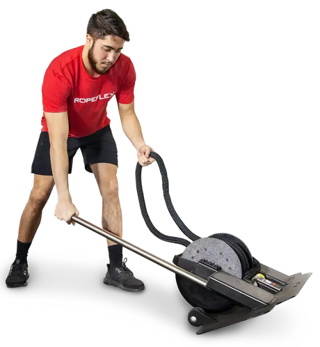 Ropeflex RX2000 Endlosseil-Bodengerät: Training im Stand, beide Hände ziehen das Endlosseil, Schrägansicht auf schwarzem Grund