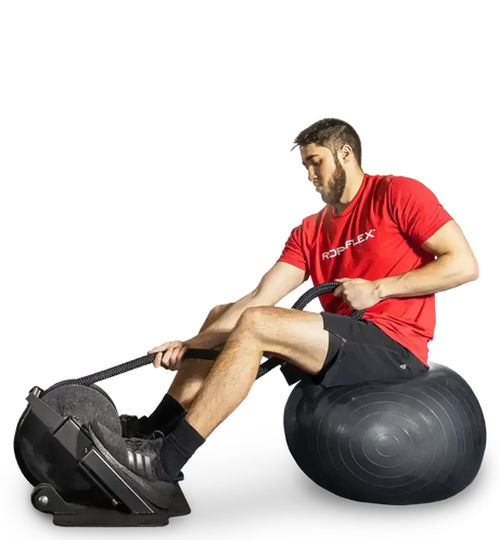 Ropeflex RX2000 Endlosseil-Bodengerät: Training im Sitzen auf dem Gymnastikball mit Zug am Seil, auf schwarzem Grund
