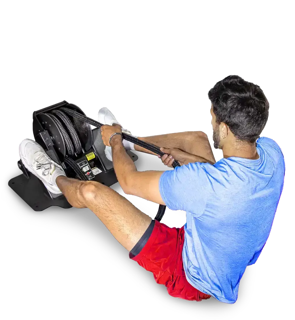 Ropeflex RX2000 Endlosseil-Bodengerät: Training im Sitzen am Boden mit den Füßen an der Seilrolle, auf schwarzem Grund