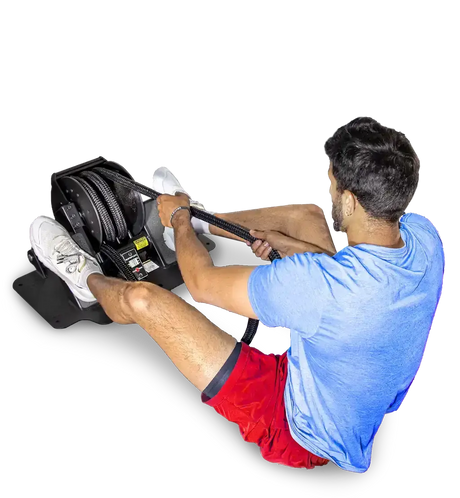 Ropeflex RX2000 Endlosseil-Bodengerät: Training im Sitzen am Boden mit den Füßen an der Seilrolle, auf schwarzem Grund