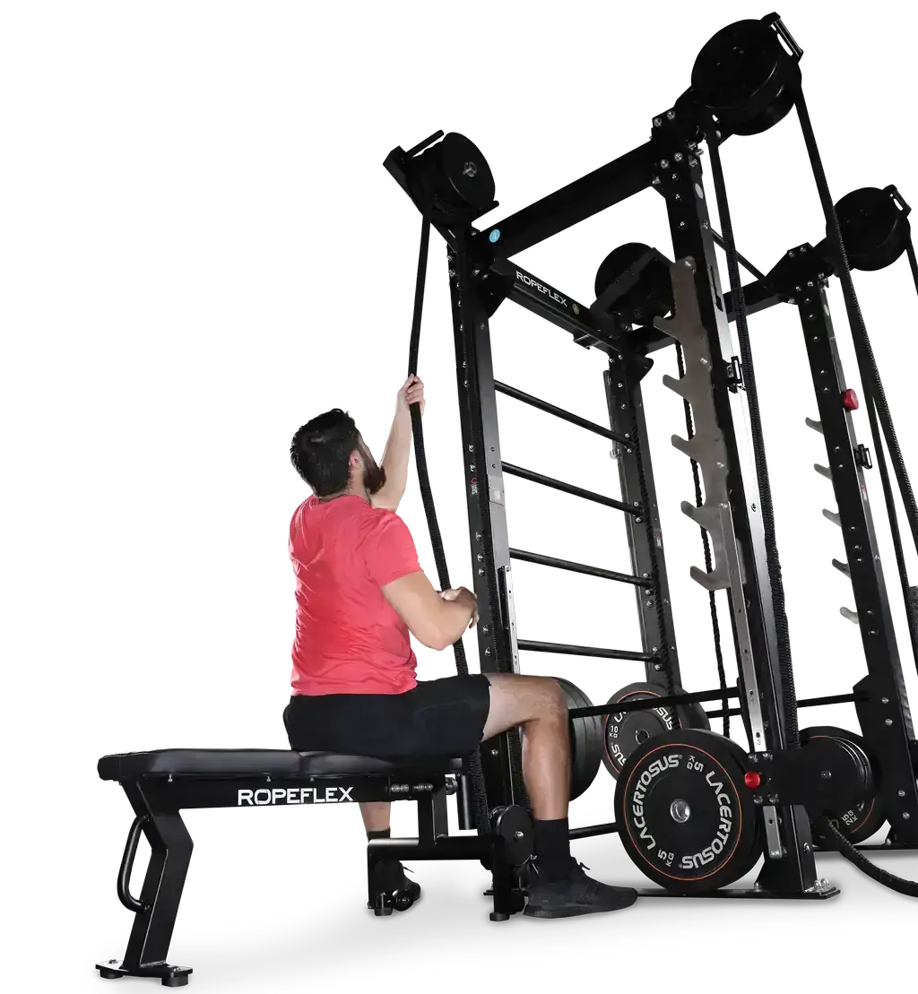Ropeflex RX2100 Endlosseil-Trainer für Wand und Rack – Latzug sitzend auf der Bank, Ansicht schräg von hinten