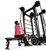 Ropeflex RX2100 Endlosseil-Trainer für Wand und Rack – Latzug sitzend auf der Bank, Ansicht schräg von hinten
