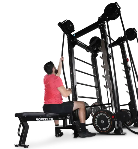 Ropeflex RX2100 Endlosseil-Trainer für Wand und Rack – Latzug sitzend auf der Bank, Ansicht schräg von hinten