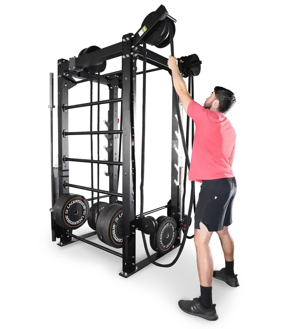 Ropeflex RX2100 Endlosseil-Trainer für Wand und Rack – Seitenansicht beim beidarmigen Seilzug über Kopf am Rahmen
