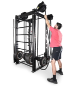 Ropeflex RX2100 Endlosseil-Trainer für Wand und Rack – Seitenansicht beim beidarmigen Seilzug über Kopf am Rahmen