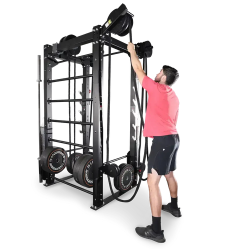 Ropeflex RX2100 Endlosseil-Trainer für Wand und Rack – Seitenansicht beim beidarmigen Seilzug über Kopf am Rahmen