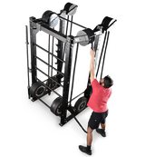 Ropeflex RX2100 Endlosseil-Trainer für Wand und Rack – Froschperspektive beim einarmigen Zug über Kopf