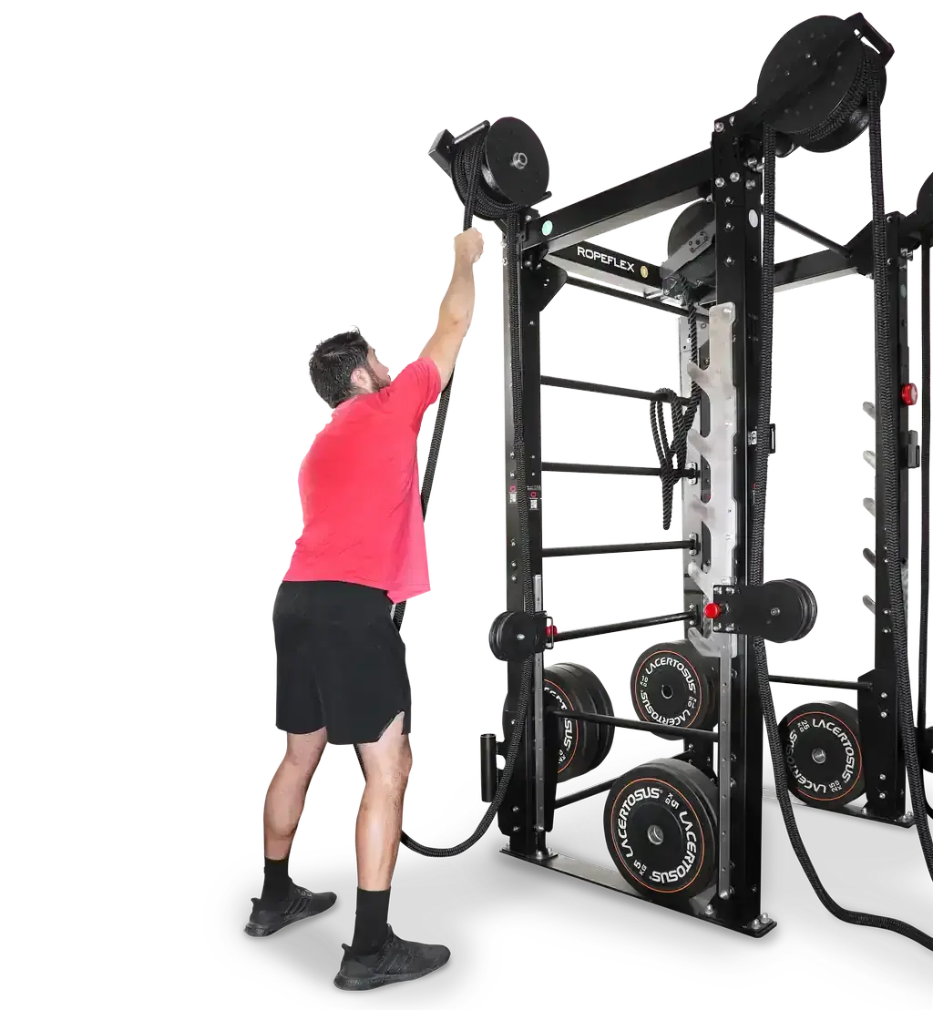 Ropeflex RX2100 Endlosseil-Trainer für Wand und Rack – Seitenansicht beim Überkopf-Seilzug, Person im roten Shirt