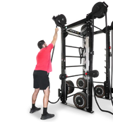 Ropeflex RX2100 Endlosseil-Trainer für Wand und Rack – Seitenansicht beim Überkopf-Seilzug, Person im roten Shirt