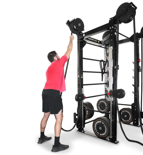 Ropeflex RX2100 Endlosseil-Trainer für Wand und Rack – Seitenansicht beim Überkopf-Seilzug, Person im roten Shirt