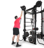 Ropeflex RX2100 Endlosseil-Trainer für Wand und Rack – Seitenansicht beim Überkopf-Seilzug, Person im roten Shirt