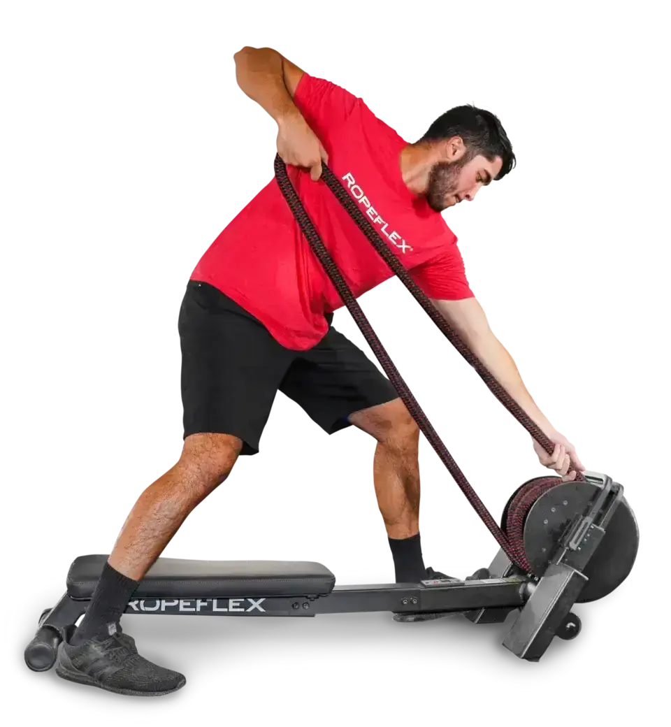 Ropeflex RX2200 Horizontal-Seiltrainer: Mann zieht das Seil im Ausfallschritt seitlich