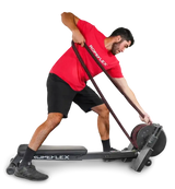 Ropeflex RX2200 Horizontal-Seiltrainer: Mann zieht das Seil im Ausfallschritt seitlich