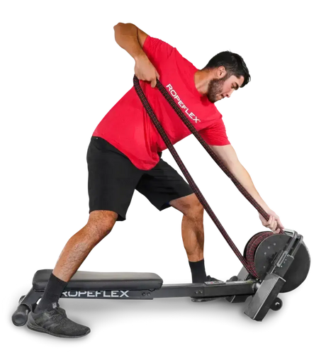 Ropeflex RX2200 Horizontal-Seiltrainer: Mann zieht das Seil im Ausfallschritt seitlich