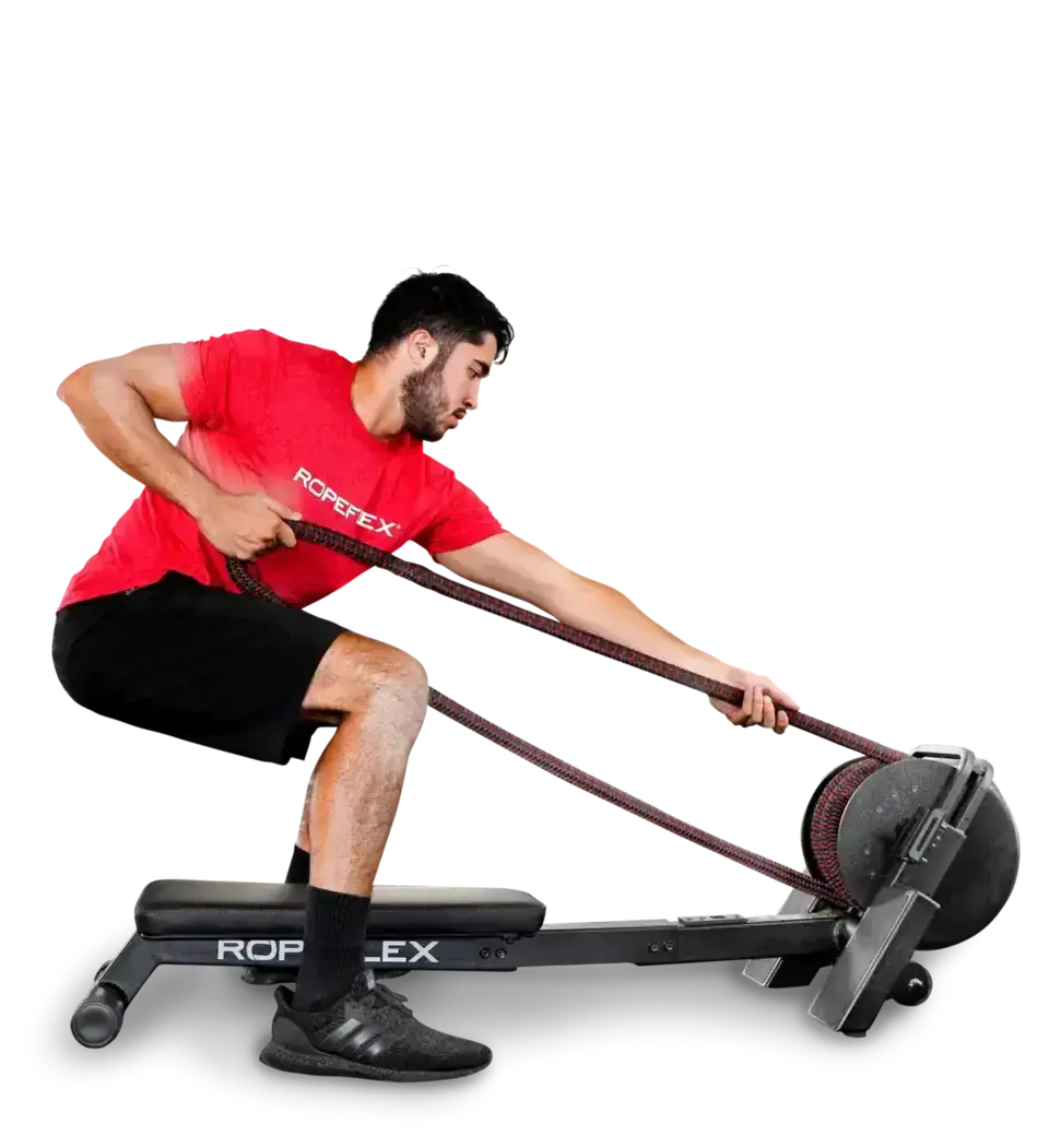 Ropeflex RX2200 Horizontal-Seiltrainer: Mann zieht das Seil einarmig im Sitzen