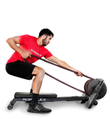 Ropeflex RX2200 Horizontal-Seiltrainer: Mann zieht das Seil einarmig im Sitzen