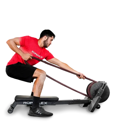 Ropeflex RX2200 Horizontal-Seiltrainer: Mann zieht das Seil einarmig im Sitzen
