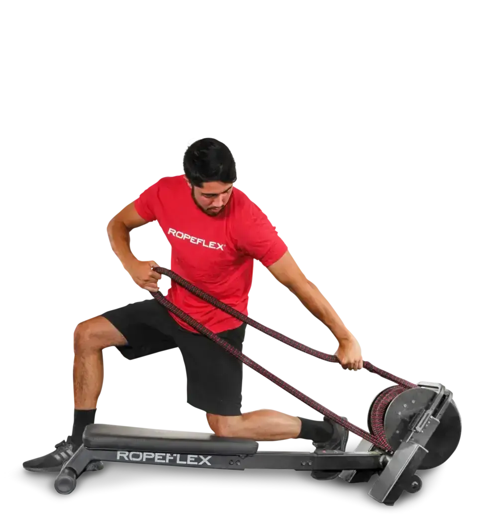 Ropeflex RX2200 Horizontal-Seiltrainer: Mann zieht das Seil im Halbknien mit beiden Händen
